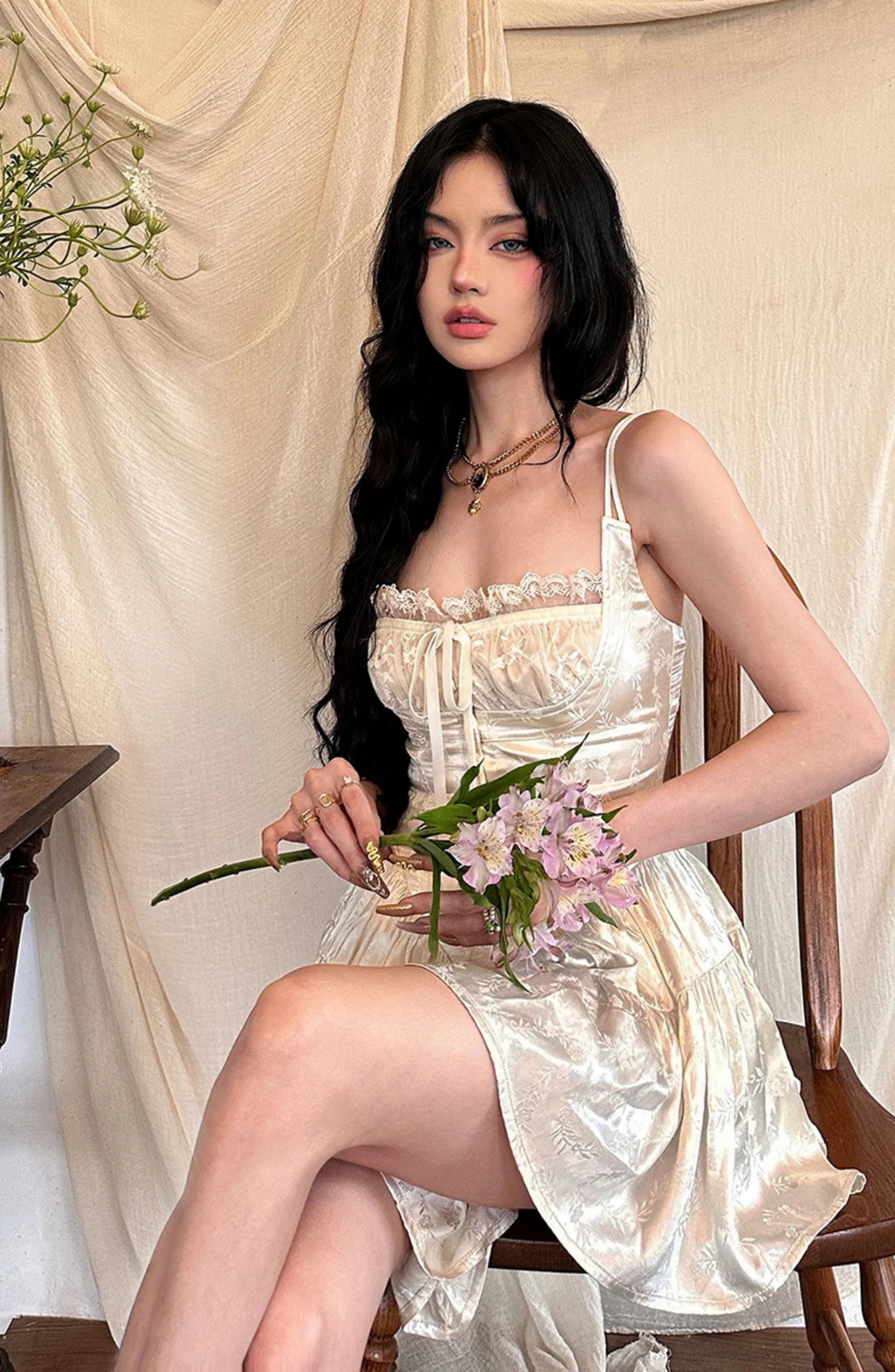 Geblümtes Satin-Korsett-Minikleid mit Schnürdetail