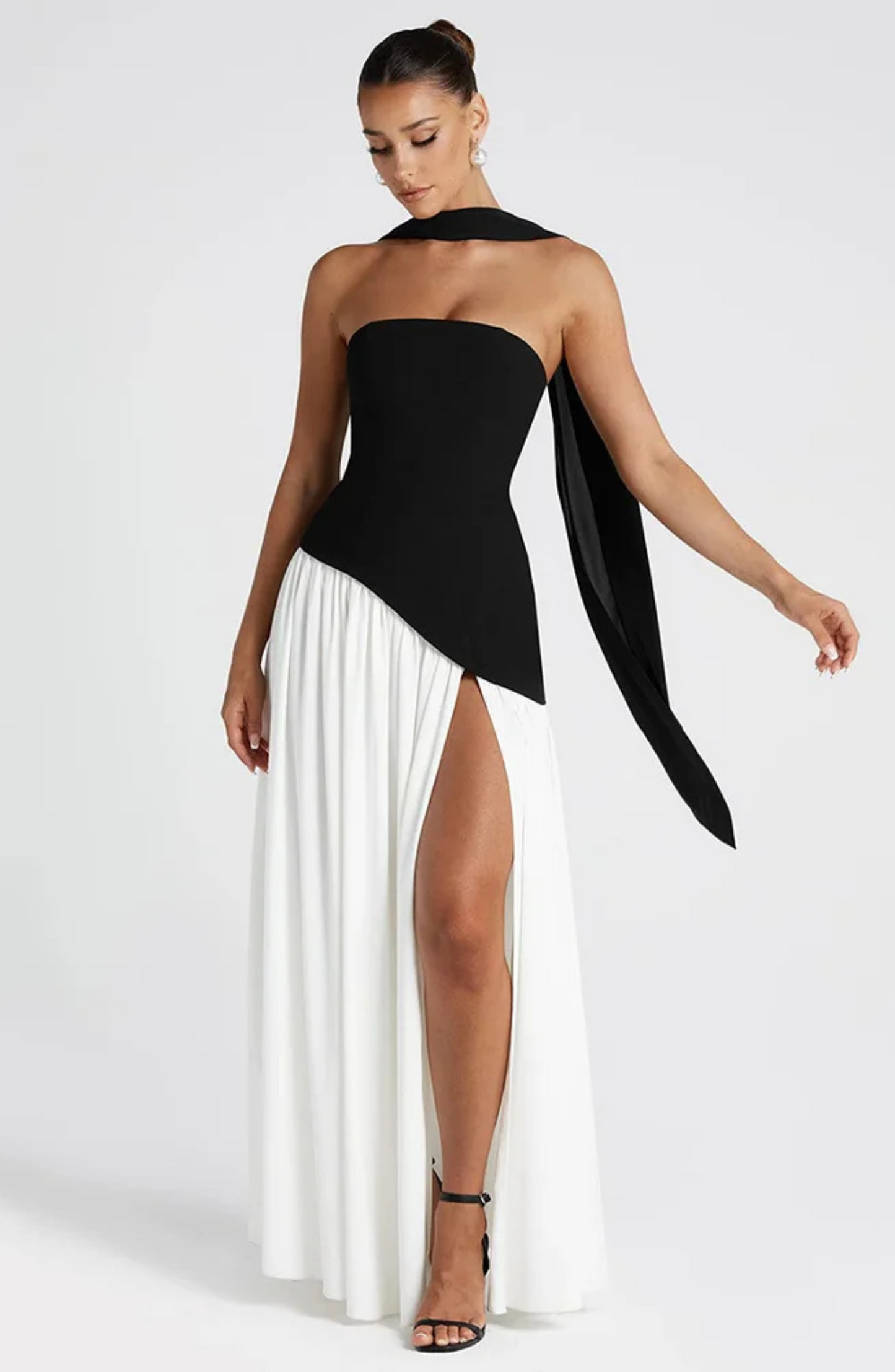 Trägerloses, schulterfreies Maxikleid mit Schlitz
