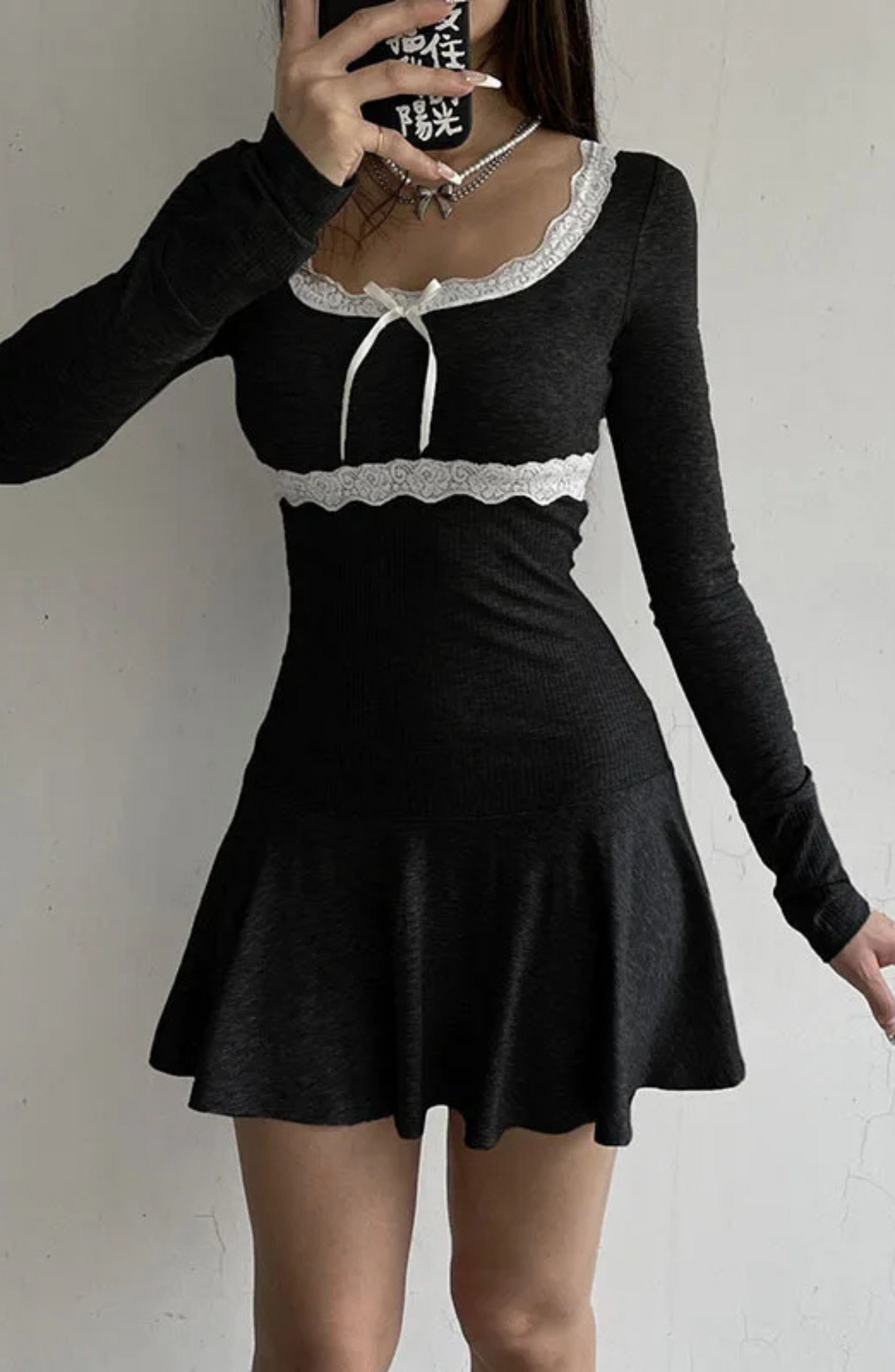 Robe moulante trapèze à manches longues