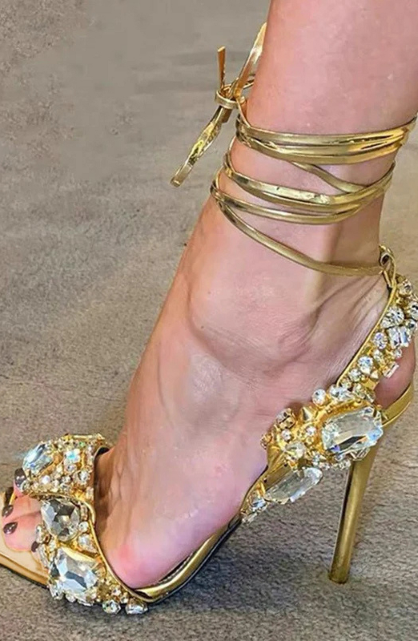 Talons chics ornés de diamants