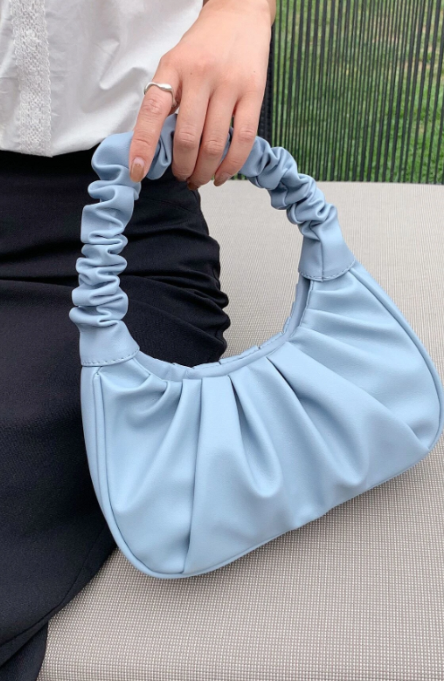 Modische Handtasche mit plissiertem Wolkenmuster